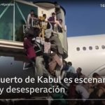 Las imágenes del caos en el aeropuerto de Kabul mientras una multitud de afganos intentan huir del Talibán
