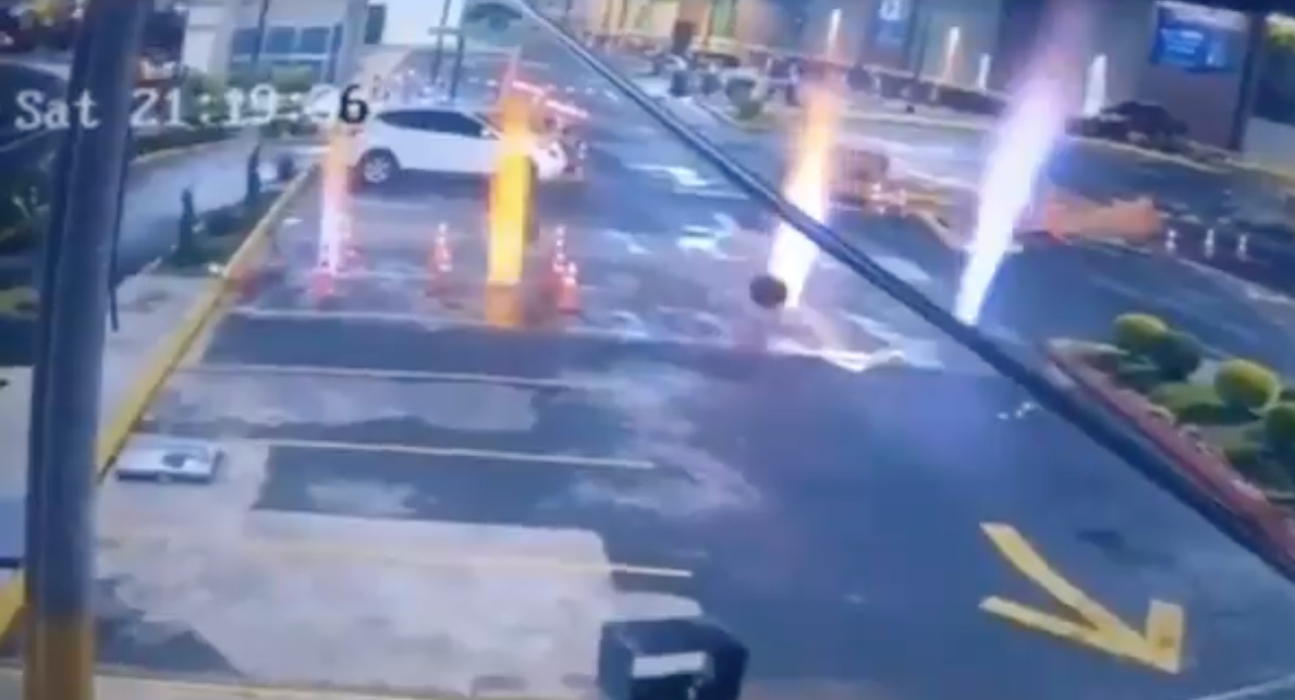 Explosión en parqueo de centro comercial