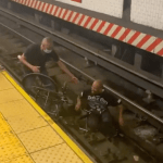 Impresionante video: Hombre en silla de ruedas cae a las vías del metro y es rescatado por un héroe anónimo