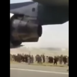 Video: Hombre se graba en el ala de un avión mientras intenta escapar de Afganistán