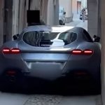 Sorprendente: el video que muestra cómo por un mal cálculo, hombre atora su lujoso ‘Ferrari Roma’ en una calle