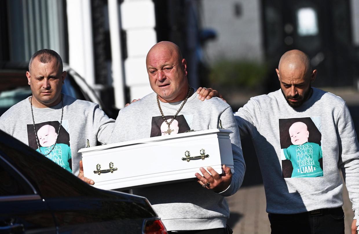 “Estoy desconsolado”: Padre de un bebé que fue brutalmente asesinado carga su ataúd en emotivo funeral
