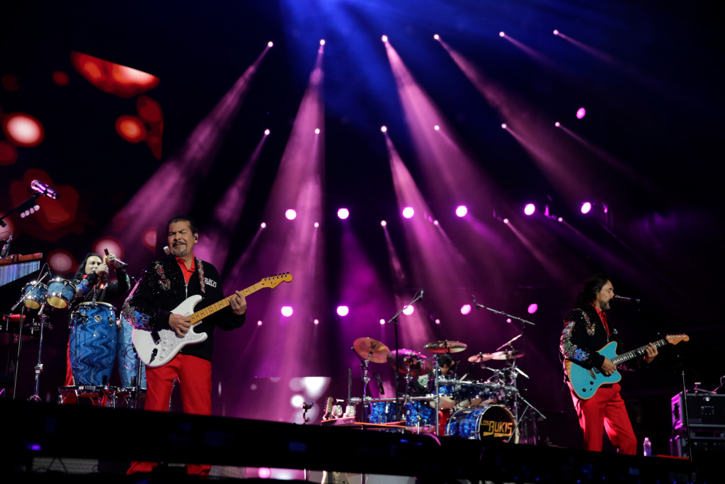 El amor eterno de Los Bukis regresa en concierto triunfal de