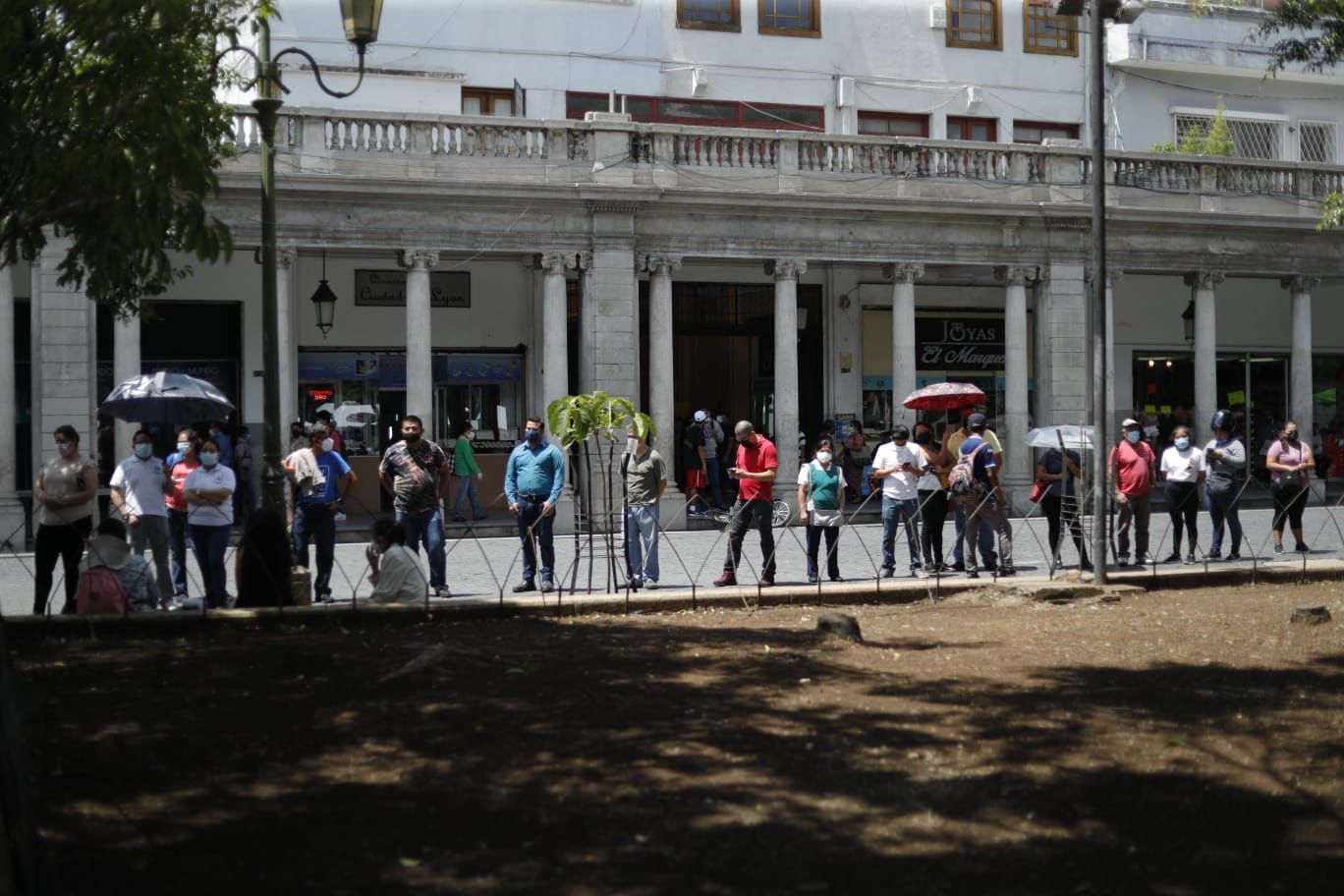 Familia recibe primera dosis en EE. UU. y ahora enfrenta dificultades por conseguir la segunda en Guatemala: “Es angustiante e indignante”