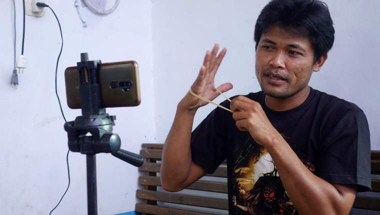 La ejemplar historia de un mecánico que se convirtió en influencer de Indonesia y transformó a su comunidad en un “pueblo de YouTubers”