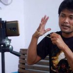 La ejemplar historia de un mecánico que se convirtió en influencer de Indonesia y transformó a su comunidad en un “pueblo de YouTubers”
