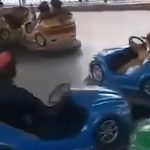 Videos: El insólito comportamiento de los talibanes en Afganistán divirtiéndose en juegos infantiles
