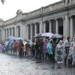 Guatemaltecos buscan vacunarse en centro de vacunación de la Plaza de la Constitución sin importar la lluvia