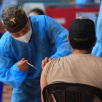 Médicos proponen tres escenarios para mitigar la pandemia, que incluyen cierres y toques de queda