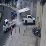 Video: Cámara capta el momento en que un camión vuelca y casi atropella a varias personas