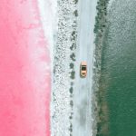 Deslúmbrate con las impresionantes fotos virales de los paisajes de agua rosada en Francia