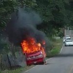 Disparos y carros quemados: enfrentamiento armado entre supuestos narcos siembra el temor en zona fronteriza con México