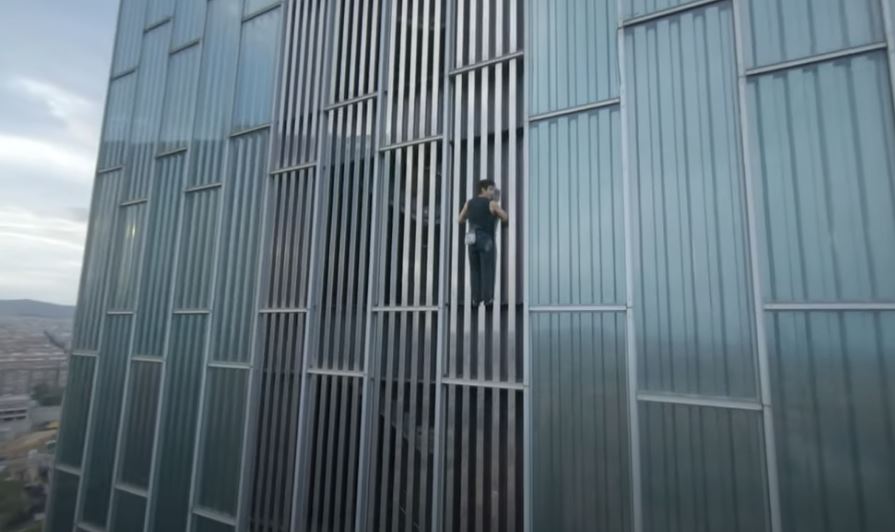 ¿El hombre araña? Un joven escaló un rascacielos sin ninguna protección y sorprendió a multitudes