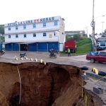 Lluvia causa enorme hundimiento en la ruta entre Ciudad Quetzal y San Raymundo