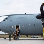 El momento en el que varias personas caen desde un avión en su intento por huir de Kabul