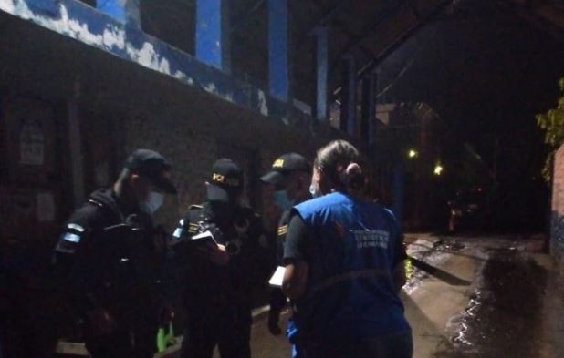 Pandilleros aún mantienen como rehenes a 17 guardias en la cárcel “El Infiernito”, en Escuintla