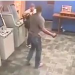 “Como película de terror”: hombre ataca con un hacha a hispano que usaba un cajero automático en EE. UU.