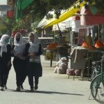 Talibanes prohíben a las mujeres viajar largas distancias sin la compañía de un hombre de su familia cercana