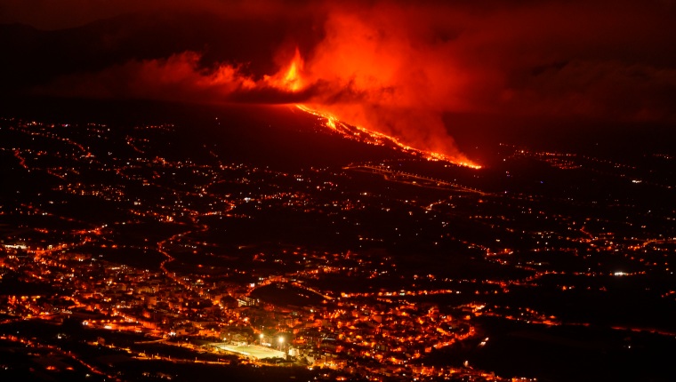 Impresionantes imágenes muestran cómo fue la fuerte erupción del volcán Cumbre Vieja en España