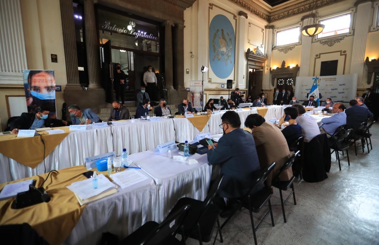 Bonos de riesgo y abrir la vacunación para personas de 12 a 17 años, entre las propuestas de la iniciativa de ley para atender la pandemia