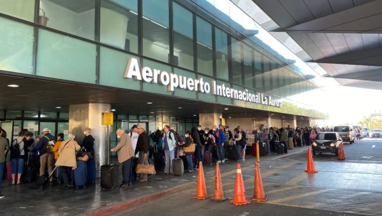 La Dirección General de Aeronáutica Civil ha puesto a disposición de pasajeros un sitio web para solicitar un permiso de circulación durante el toque de queda. (Foto HemerotecaPL)