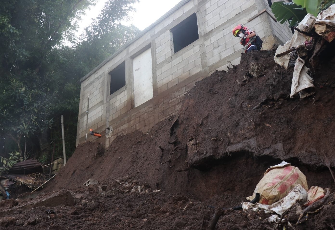 Rescatan a personas soterradas en deslave que destruyó vivienda en Villa Nueva