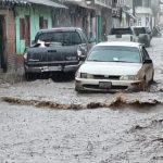 Fuertes correntadas inundan calles de El Tejar, donde vecinos señalan indiferencia de autoridades municipales
