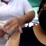 Video: enfermera simula vacunar contra covid-19 a joven en México y esta es su excusa