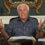 Pastor asegura que “Jesús no ha venido a la Tierra” por la falta de ofrendas y reprende a sus feligreses