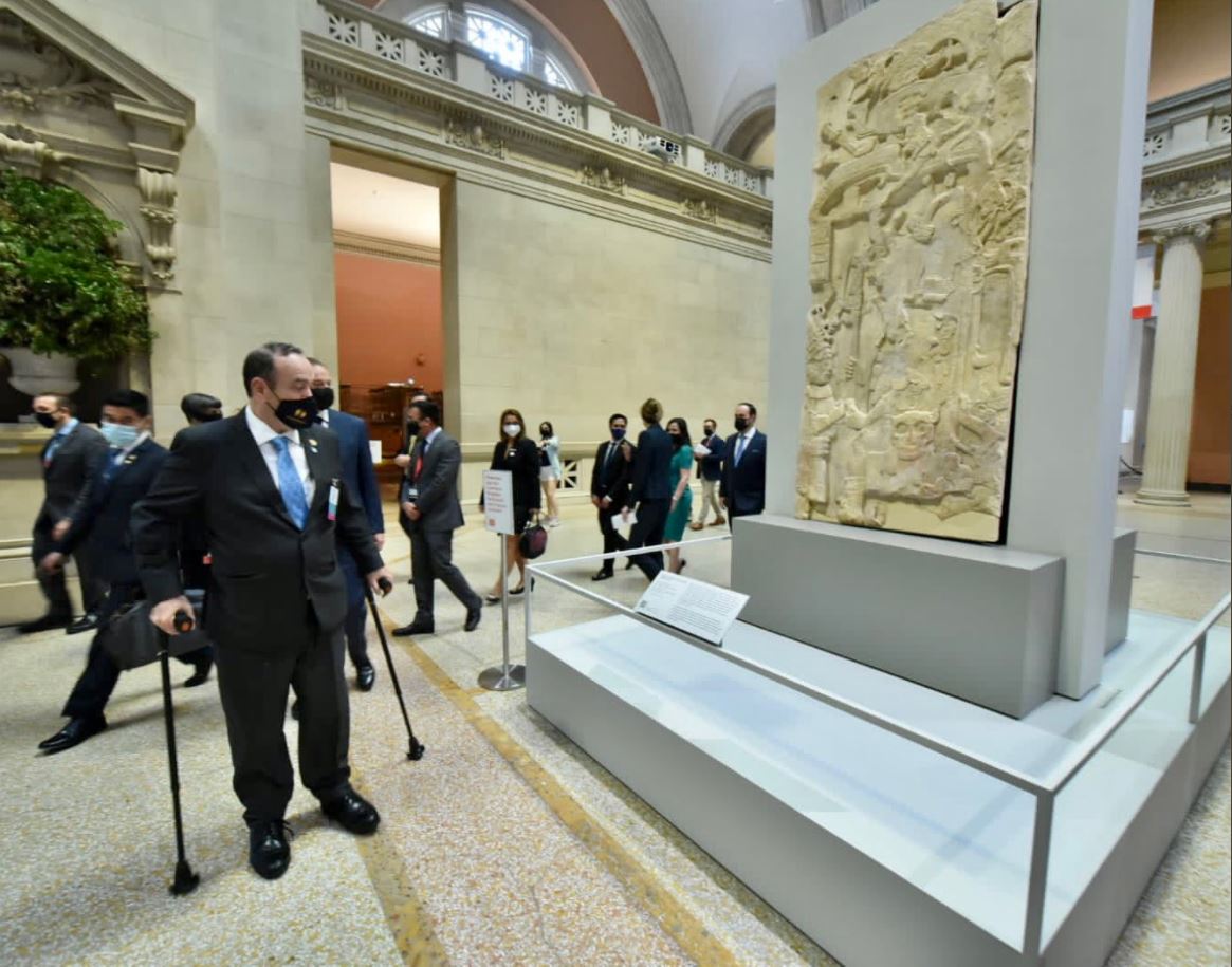 Presidente Giammattei visita el Museo Metropolitano de Arte en Nueva York donde se exhiben piezas mayas y se reúne con António Guterres