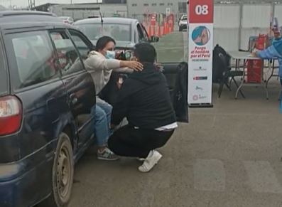 ¿Le dio el sí? Joven pide matrimonio a su novia luego de recibir vacuna contra el covid-19 y así reaccionó ella