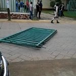 Paciente con coronavirus le roba el carro a un médico y derriba una reja al escapar del hospital