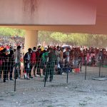 VIDEO: unos 10 mil migrantes acampan bajo un puente en la frontera sur de EE. UU.