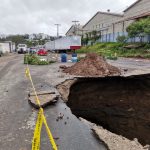 Tubería colapsada causa hundimiento en la zona 4 de Mixco