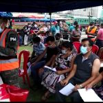 Ejército de Guatemala instala una carpa de vacunación en el mercado la terminal