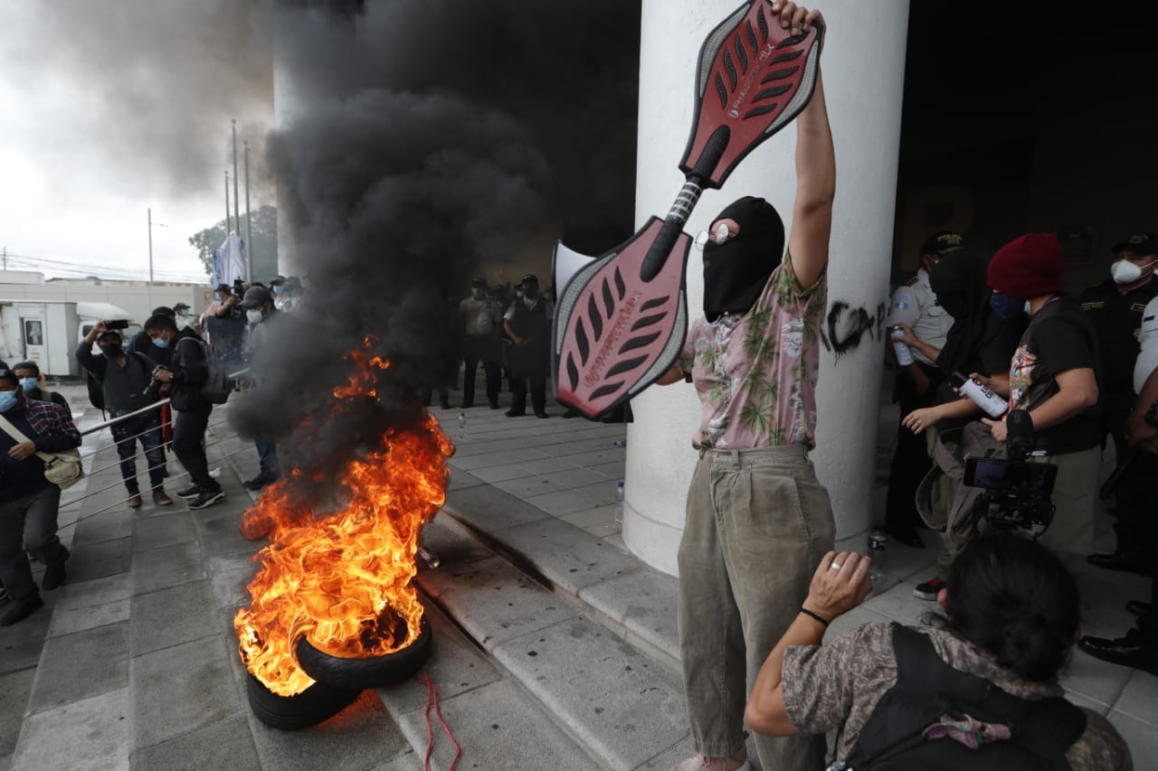 Investigan quema de monumento frente a sede del MP durante protesta contra Consuelo Porras