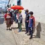 Menores y sus padres hacen largas filas en busca de la vacuna anticovid en Santa Cruz del Quiché