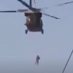Esta es la verdad sobre el video de talibanes “paseando un cadáver” colgado de un helicóptero de Estados Unidos