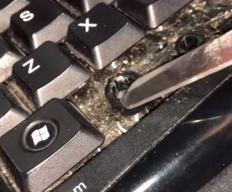 Joven limpia por primera vez el teclado de su computadora y video se hace viral por esto que encontró