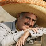 Reportan que Vicente Fernández está despierto con interacción constante con su familia y el equipo médico