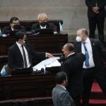 Diputados rompen carteles de parlamentarios de oposición que rechazaban celebración del Bicentenario