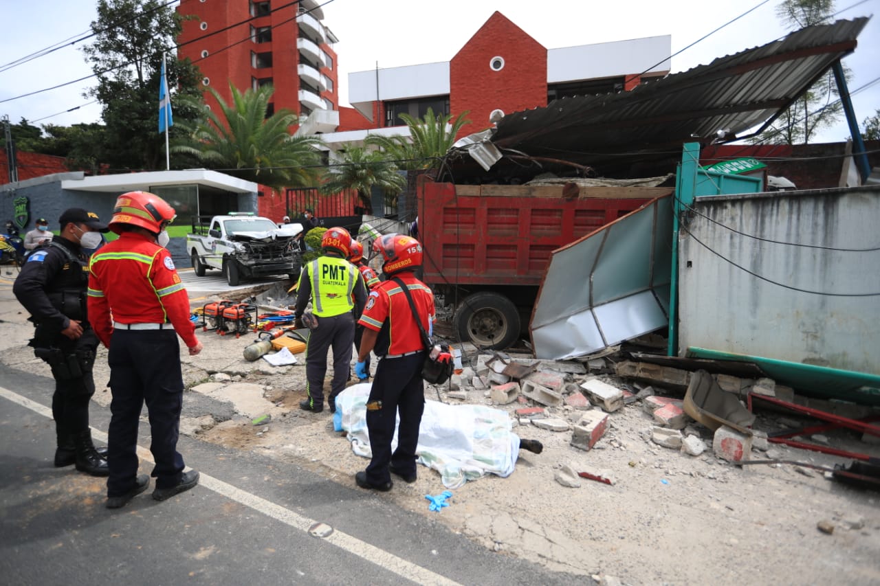 Camión descontrolado provoca fuerte accidente contra otros vehículos y deja dos personas fallecidas y heridos en la 20 calle de la zona 10 de la capital