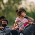 Juez de Estados Unidos prohíbe expulsar a familias migrantes sin que antes pidan asilo