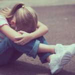 Hombre se entera que su amigo era un pedófilo que abusó de su hija de 6 años y posteriormente lo hizo cavar su propia tumba