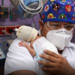 “La situación en niños que se han contagiado ya no es leve sino de gravedad”: Infectólogo del IGGS habla de casos de covid-19 en menores de edad