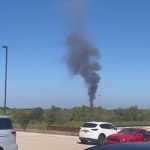 Avioneta de entrenamiento militar se estrella en una comunidad de Texas y deja gravemente heridos al piloto y al copiloto