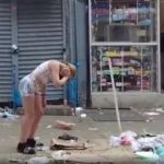El escalofriante video viral que muestra a drogadictos deambular como “zombies” por las calles de Filadelfia