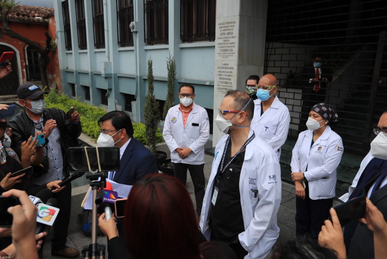 Médicos del Roosevelt presentan amparo contra Giammattei y Flores por mal manejo de la pandemia del coronavirus y lanzan propuesta