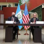 Embajador de Estados Unidos dice que continuará deportación de guatemaltecos y aborda otros temas sobre migración irregular