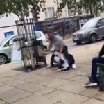 Video muestra el momento en que un hombre decide asaltar a dos jóvenes sin saber que uno de ellos era campeón de artes marciales